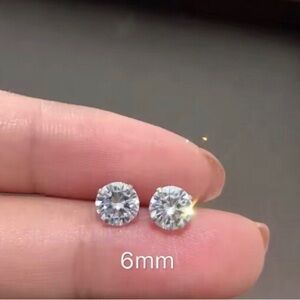 NEW - Elegant Silver Stud Earrings - 6mm